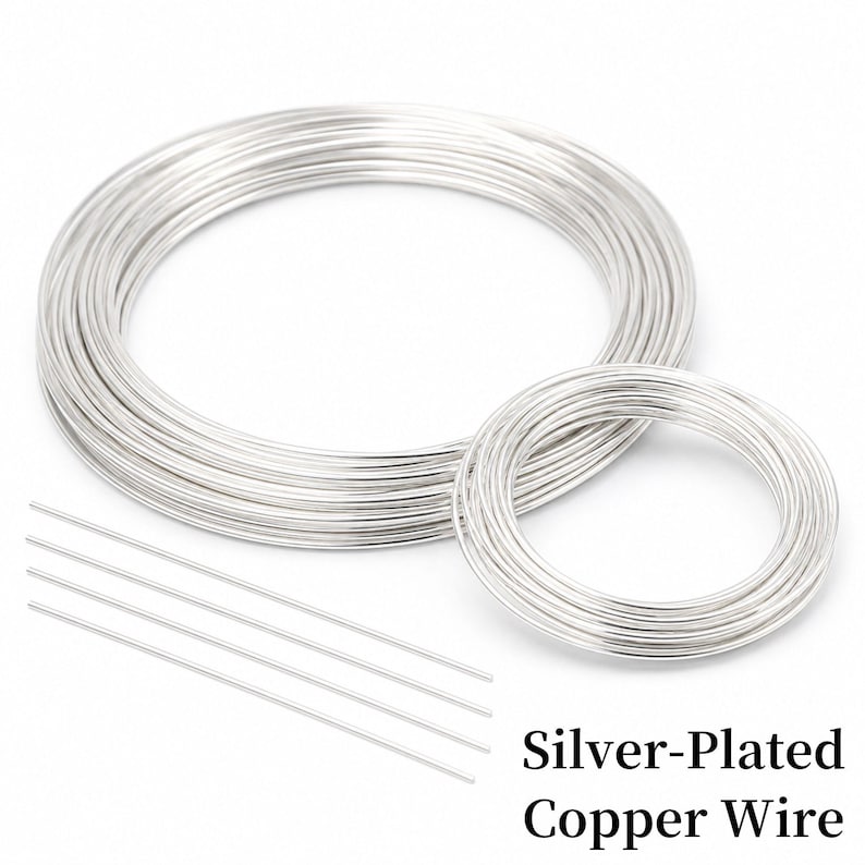 Pu&ograve; includere: Filo di rame argentato, presentato in bobine e lunghezze dritte. L'immagine mostra due matasse di filo e diversi pezzi dritti. Il testo recita "Silver-Plated Copper Wire". Ideale per la creazione di gioielli e lavori artigianali.