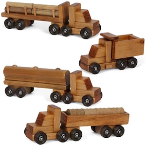 Pu&ograve; includere: Set di quattro camion giocattolo in legno con diversi rimorchi. I camion sono in legno naturale e hanno ruote dipinte di marrone. I rimorchi includono un trasportatore di tronchi, un camion ribaltabile, un autocisterna e una piattaforma con barili.