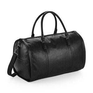 Pu&ograve; includere: Una borsa da viaggio in pelle nera con manico superiore e tracolla. La borsa ha una chiusura con cerniera e una tasca frontale.