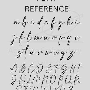 Może przedstawiać: Arkusz referencyjny czcionek przedstawia alfabet w małych i wielkich literach. Tekst "FONT REFERENCE" znajduje się na g&oacute;rze. Litery są w stylu kursywy, na jasnoszarym tle.