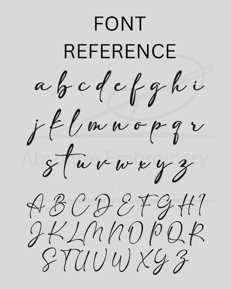 Może przedstawiać: Arkusz referencyjny czcionek przedstawia alfabet w małych i wielkich literach. Tekst "FONT REFERENCE" znajduje się na g&oacute;rze. Litery są w stylu kursywy, na jasnoszarym tle.