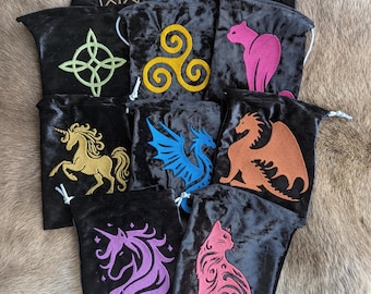 Handgemaakte geborduurde fluwelen runentas Dobbelsteenzak - Viking, heks, kat, eenhoorn, draak