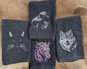 Geborduurde handdoek keukenhanddoek voor badkamer of keuken - draak, raaf, wolvenkat