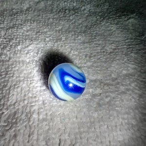 Akro agate blue egg yoke wispy marble 5/8 mint to mint plus condition VHTF