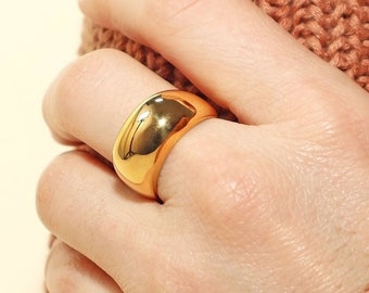 Bague dôme en or | Anneaux d’empilage de bandes et Chunky | Bagues de déclaration | Bijoux hypoallergéniques, minimalistes, délicats et tendance pour femmes.