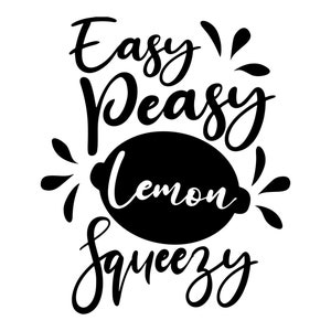 以下が含まれることがあります： レモンの白黒イラストで、手書き風の「Easy Peasy Lemon Squeezy」というテキストが書かれています。
