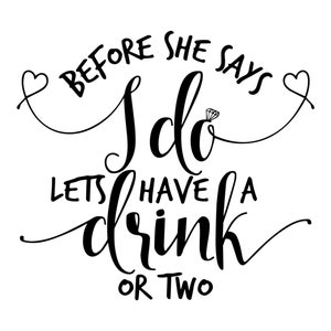 Puede incluir: Texto de caligrafía en blanco y negro que dice "Antes de que ella diga que sí, tomemos una copa o dos." El texto está rodeado por dos corazones y un anillo de diamantes.