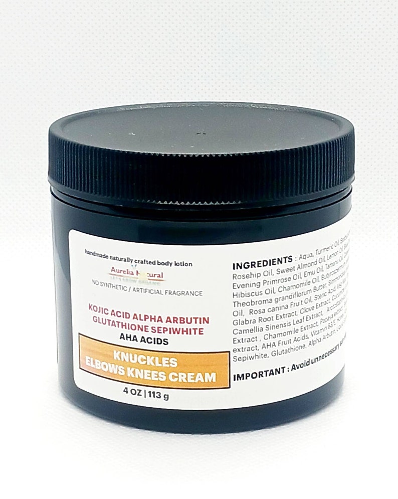 Op de afbeelding: Een zwarte pot Aurelia Natural Knuckles, Elbows, Knees Cream. Het etiket bevat ingredi&euml;nten en de tekst "4 OZ | 113 g". De cr&egrave;me is handgemaakt en bevat geen synthetische of kunstmatige geurstoffen.