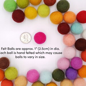 Puede incluir: Una colecci&oacute;n de bolas de fieltro coloridas en varios tonos, incluyendo verde, amarillo, naranja, rojo y morado. Las bolas tienen aproximadamente 2,5 cm de di&aacute;metro. El texto en la imagen indica que las bolas est&aacute;n afieltradas a mano.