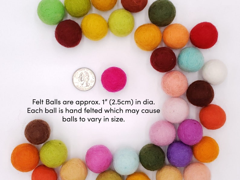 Puede incluir: Una colecci&oacute;n de bolas de fieltro coloridas en varios tonos, incluyendo verde, amarillo, naranja, rojo y morado. Las bolas tienen aproximadamente 2,5 cm de di&aacute;metro. El texto en la imagen indica que las bolas est&aacute;n afieltradas a mano.