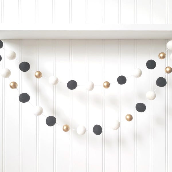 Guirnalda de bolas de fieltro monocromáticas, decoración moderna para guardería, decoración neutra para habitación de bebé, adorno de pared en blanco y negro, guirnalda de lana hecha a mano.