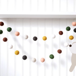 Girlande aus neutralen Filzkugeln, Wald-Kinderzimmerdeko, geschlechtsneutrales Kinderzimmer, Bio-Babyzimmerdeko, Pompon-Girlande