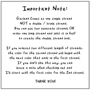 Puede incluir: Fondo blanco con texto negro escrito a mano. El texto dice "Important Note: Garland Comes as one single strand NOT a double / triple strand." Texto adicional explica las opciones de guirnalda.