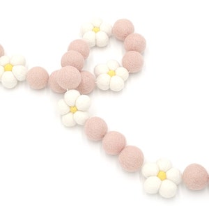 Daisy Garland, Blush Daisy, Flower Garland, Boho Decor, Blush Decor, Felt Ball Garland, Pom Pom Garland, Girl Nursery Decor, Kids Room Decor