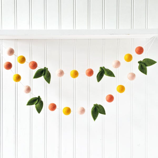 Guirlanda de bolas de feltro: Guirlanda de folhas de lã, decoração boho para quarto de bebê