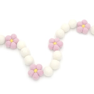 Daisy Garland, Pink Daisy, Girl Nursery Decor, Felt Ball Garland, Pom Pom Garland, Kids Room Decor, Pink Nursery, Daisy Wall Decor,