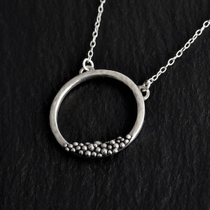Collar de círculo inusual, Colgante de bola de plata, Collar de karma diferente, Círculo medio, Joyería hecha a mano, Joyería de otoño