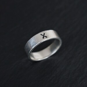 Anillo de letra de plata, anillo de beso, banda de plata de 6 mm, anillo unisex, banda ancha de plata de ley, plata lisa, anillo inicial