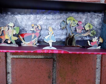 Conjunto de estatuetas em miniatura da Disney Alice no País das Maravilhas