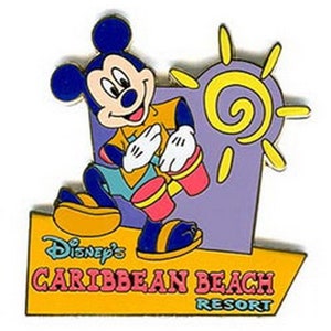 Może przedstawiać: Myszka Miki w żółtej koszulce i niebieskich spodenkach gra na bębnach przed fioletowym i żółtym znakiem z napisem "Disney's Caribbean Beach Resort".