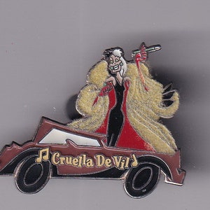 Cruella De Vil vintage de 101 Dálmatas em um pequeno alfinete de cartão