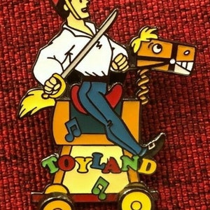 2002 Toyland Magical Moments Disney pin on original card
