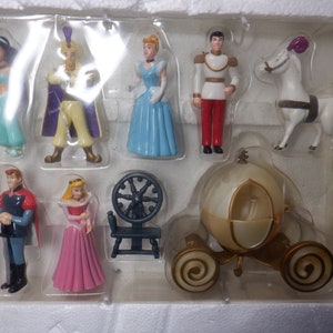 Vintage Disney 9 mini figura set Jasmine Aladdin Cenicienta príncipe Aurora su príncipe la rueca Cenicienta entrenador y caballo