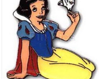 指に鳥を乗せて座るヴィンテージ白雪姫ディズニーピン - Etsy 日本