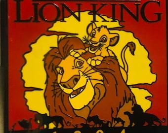 Könnte beinhalten: Eine rote und gelbe Emaille-Anstecknadel mit Simba und Mufasa aus Disneys Der König der Löwen. Die Anstecknadel trägt den Text "The Lion King" und "1994".