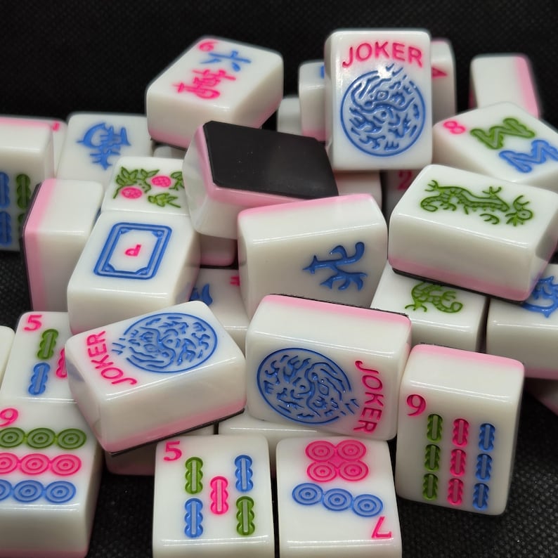 Mahjong-kakel med rosa baksida, kylskåpsmagnet, återvunnen Mah Jong-spelpjäs bild 1