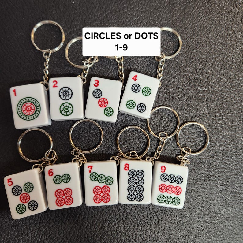 Puede incluir: Nueve llaveros blancos con c&iacute;rculos o puntos negros, verdes y rojos. Cada llavero tiene un n&uacute;mero del 1 al 9. Los llaveros est&aacute;n etiquetados como "CIRCLES or DOTS 1-9".