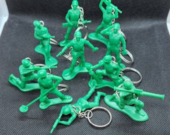 Llavero de hombres del ejército verde brillante reciclado