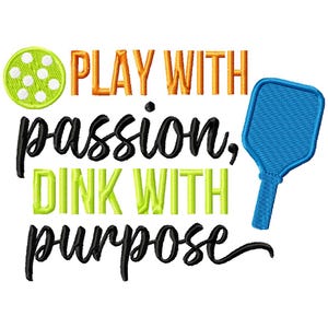 Pode incluir: Uma bola de pickleball verde e branca com o texto "PLAY WITH passion, DINK WITH purpose" em laranja e verde. Uma raquete de pickleball azul est&aacute; do lado direito da imagem.