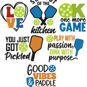 Pode incluir: Um conjunto de seis designs com tema de pickleball, incluindo raquetes, bolas e frases motivacionais como "Fique fora da cozinha" e "Boas vibra&ccedil;&otilde;es e golpes de p&aacute;".