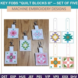 Könnte beinhalten: Fünf Stickmuster für Schlüsselanhänger mit bunten Quiltblockmustern. Die Designs sind mit "KEY FOBS "QUILT BLOCKS III" -- SET OF FIVE" und "MACHINE EMBROIDERY DESIGNS" beschriftet. Die Designs sind in folgenden Formaten verfügbar: DST, EXP, HUS, JEF, PES, VIP, VP3, XXX, SHV.