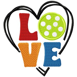 Pode incluir: Um design em forma de cora&ccedil;&atilde;o com a palavra "LOVE" em letras coloridas. A letra "O" &eacute; substitu&iacute;da por uma bola de pickleball verde e branca.