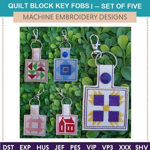 Puede incluir: Cinco diseños de bordado a máquina para llaveros con forma de bloques de colcha. Los diseños incluyen un bloque de colcha rojo, verde y rosa, un bloque de colcha azul, un bloque de colcha morado, un bloque de colcha rosa con un diseño de casa y un bloque de colcha rojo con un diseño de casa.