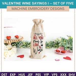 Può includere: Un sacchetto per bottiglia di vino in juta con ricamo rosso che recita "Tutto ciò di cui hai bisogno è amore e vino".