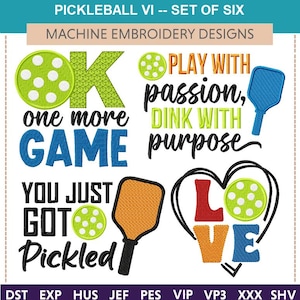 Pode incluir: Seis desenhos de bordado de m&aacute;quina para pickleball. Os desenhos incluem uma raquete de pickleball, uma bola de pickleball e texto que diz "OK one more GAME", "PLAY WITH passion, DINK WITH purpose", "YOU JUST GOT Pickled", e "LOVE".