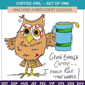 Könnte beinhalten: Maschinenstickdesign mit einer Cartoon-Eule mit geröteten Augen, die einen blauen Kaffeebecher hält. Der Text lautet: "Wenn ich genug Kaffee habe... könnte ich die Welt beherrschen!" Das Design ist in Braun-, Gelb- und Blautönen gehalten.
