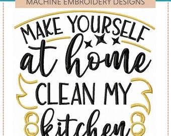 Puede incluir: Diseño de bordado a máquina con el texto "MAKE YOURSELF at home CLEAN MY kitchen" en escritura negra y detalles dorados. Parte del conjunto "KITCHEN SAYINGS XII".
