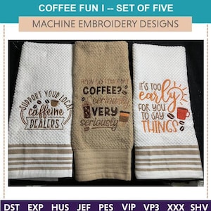 Op de afbeelding: Set van vijf machineborduurontwerpen met koffiethema's op witte en bruine handdoeken. De zinnen zijn: "Support Your Local Caffeine Dealers", "How do I take my coffee? Seriously, very seriously."