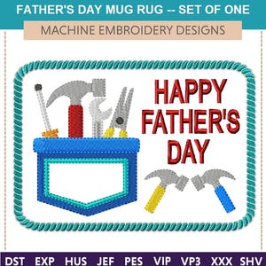 Op de afbeelding: Geborduurde Vaderdag mokrug met een blauw zakontwerp en gereedschap. De tekst "HAPPY FATHER'S DAY" is rood. Het ontwerp bevat hamers, een moersleutel en een tang. De rand is een turquoise touwontwerp.