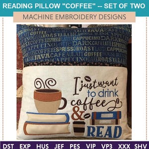 Pode incluir: Design de bordado de máquina para um travesseiro de leitura com o texto "Só quero beber café e ler" e uma xícara de café, livros e uma xícara de café com grãos de café. O travesseiro é bege com detalhes azuis e marrons.