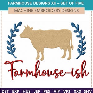Può includere: Un disegno di ricamo a macchina con una silhouette di mucca beige, accenti di foglie blu e la parola "Farmhouse-ish" in corsivo rosso. Il disegno è intitolato "Farmhouse Designs XII - Set of Five" e include vari formati di file.