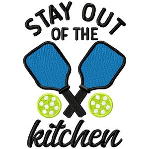 Pode incluir: Um design gr&aacute;fico preto e branco com o texto "Stay out of the kitchen" e duas raquetes de pickleball azuis cruzadas com bolas de pickleball verdes.