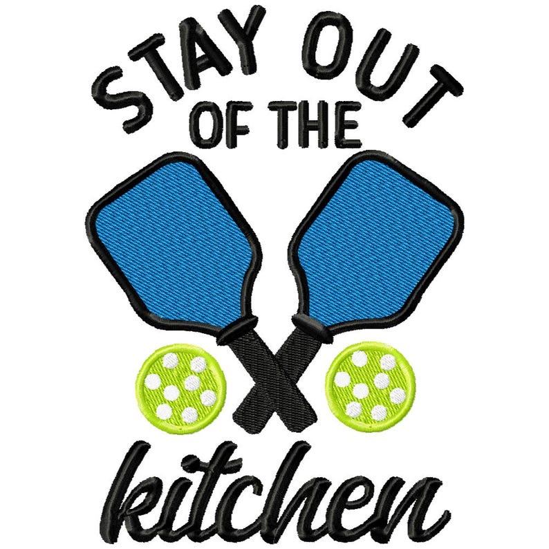 Pode incluir: Um design gr&aacute;fico preto e branco com o texto "Stay out of the kitchen" e duas raquetes de pickleball azuis cruzadas com bolas de pickleball verdes.