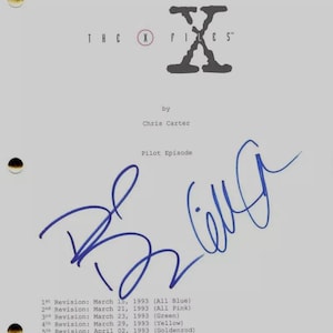 Puede incluir: Una imagen en blanco y negro del logotipo de "The X-Files" con el texto "THE X-FILES" y la firma de Chris Carter, el creador de la serie. El texto "Pilot Episode" también es visible debajo de la firma.