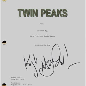 Peut inclure: Une page de script de Twin Peaks avec le titre de l'émission en lettres vertes et marron. Le script est numéroté #001 et est écrit par Mark Frost et David Lynch. La page comprend une signature et des dates de révision.