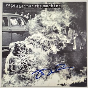 Portada del álbum Rage Against The Machine autografiada por Zack De La Rocha BECKETT